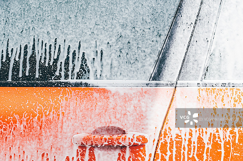 在自助洗车处洗车。用高压清洗机洗车。图片素材