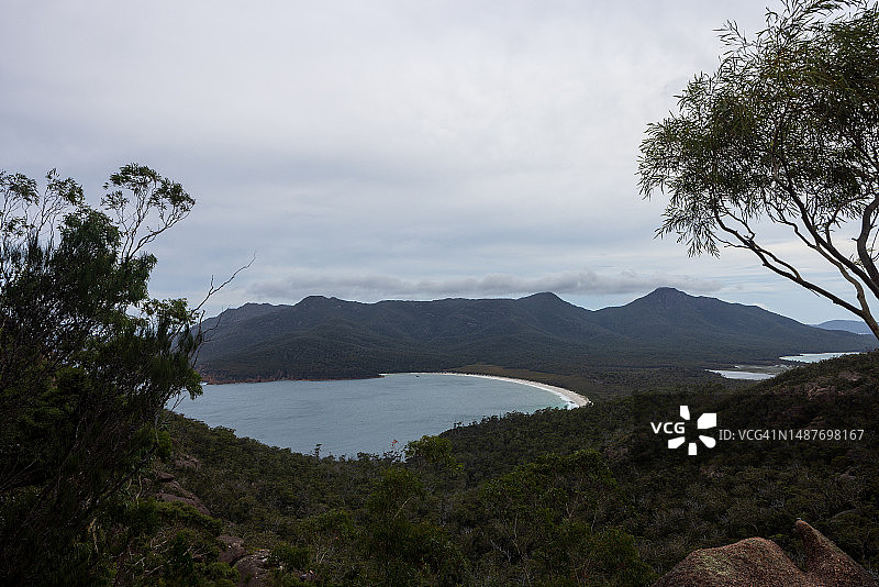 阴天塔斯马尼亚酒杯湾瞭望台景色，澳大利亚图片素材
