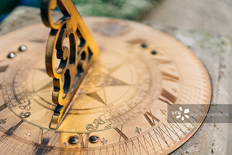 古董金色日晷特写图片素材