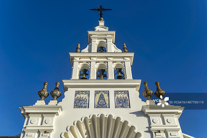 西班牙安达卢西亚罗西奥圣母教堂的塔和钟楼图片素材