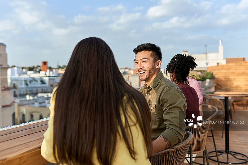 男人在屋顶露台约会微笑图片素材