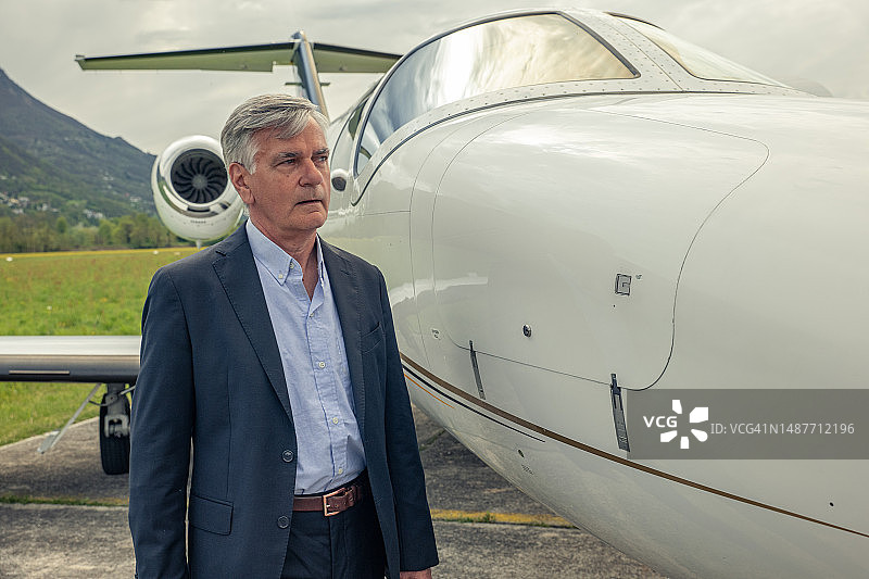 私人飞机主人检查飞机图片素材