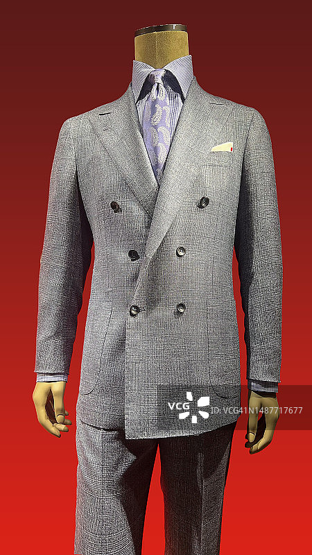 红色背景上的人体模型西装图片素材