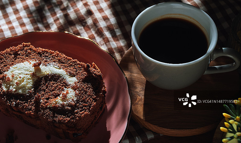 一杯黑咖啡和巧克力奶油卷图片素材