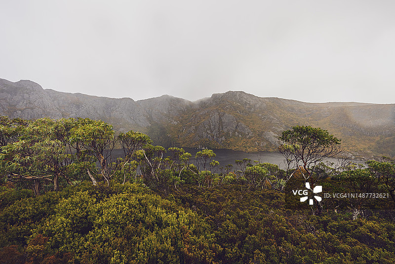 雨天多云秋季的火山口湖摇篮山图片素材