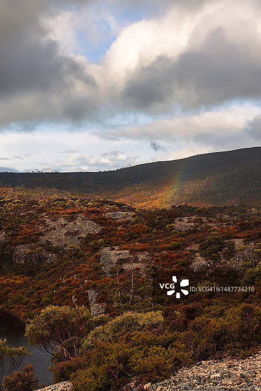 摇篮山国家公园陆地上空的彩虹图片素材
