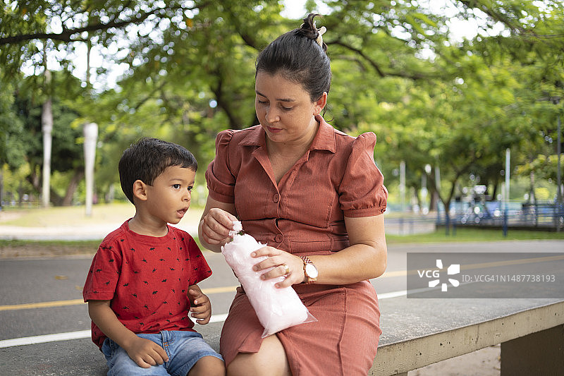 母女在公园里图片素材