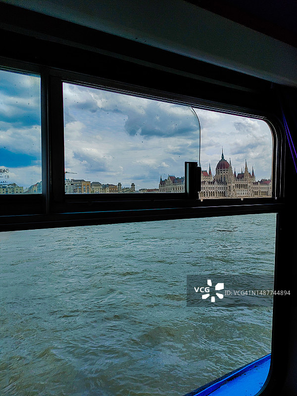 从多瑙河上的船只看布达佩斯议会大厦图片素材