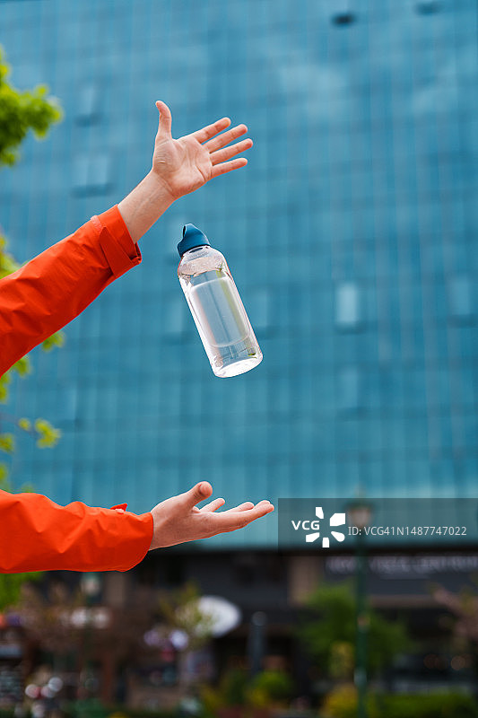 空中的透明塑料水瓶图片素材