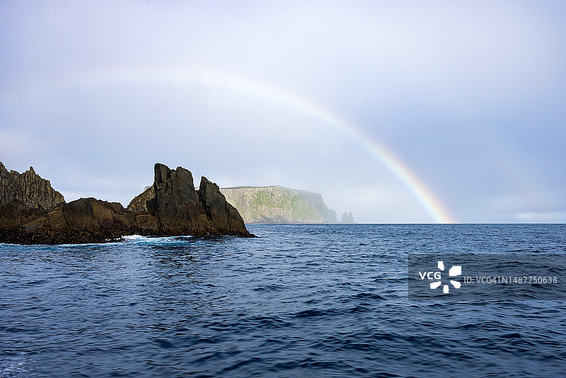 海景中岛屿上的彩虹图片素材