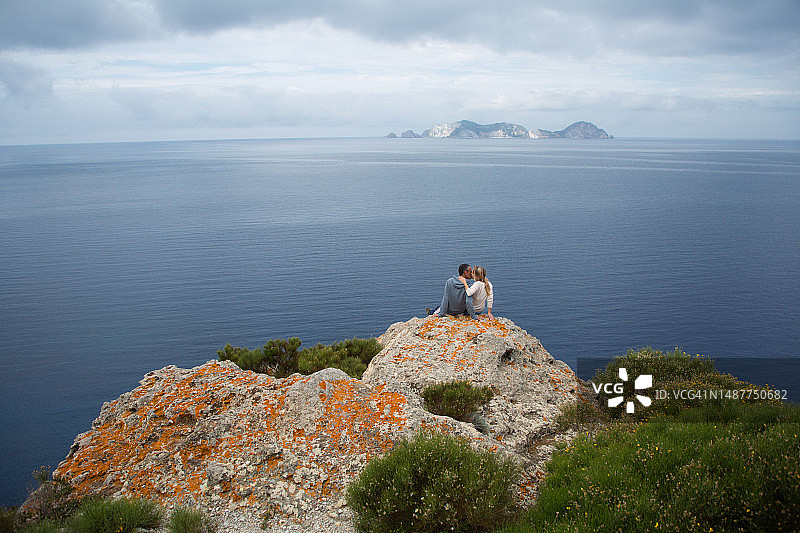 海边山顶上的亲吻情侣图片素材