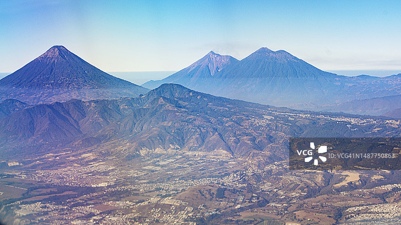 危地马拉火山和城市鸟瞰图片素材