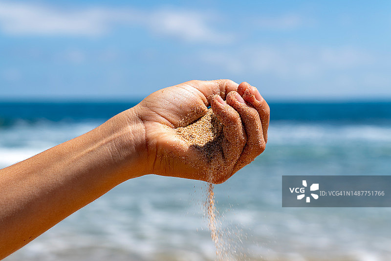 在海边抛撒沙子图片素材