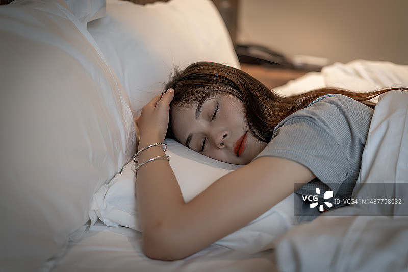 年轻女人在床上睡着了图片素材
