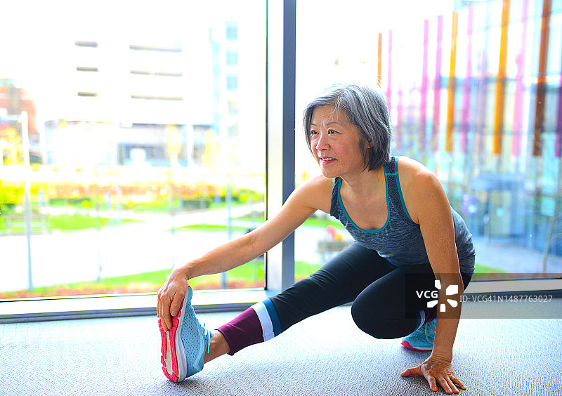 在健身房做伸展运动和健身训练的年长妇女图片素材