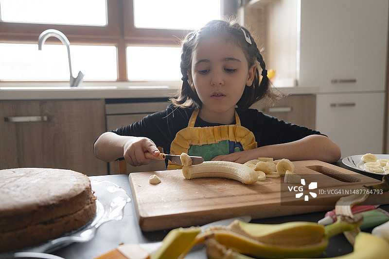 制作蛋糕的可爱女孩图片素材