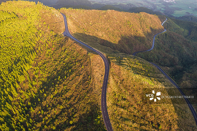 山间弯曲沥青路鸟瞰图图片素材