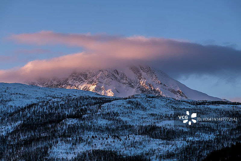 挪威诺德兰挪威海冬季日出时分的雪山山脉图片素材