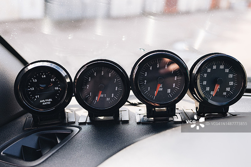 汽车仪表盘上涡轮增压马达的附加传感器图片素材
