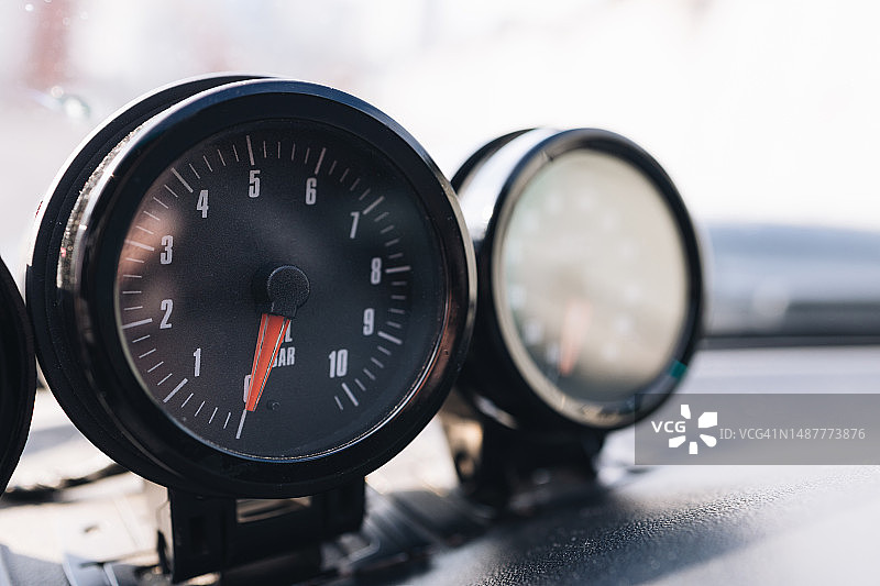 汽车仪表盘上涡轮增压马达的附加传感器图片素材