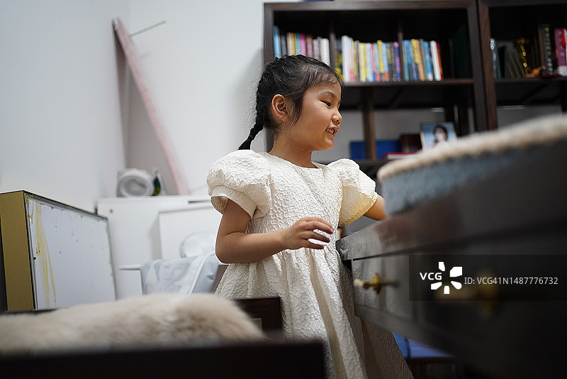 小女孩在书房和猫咪玩耍图片素材