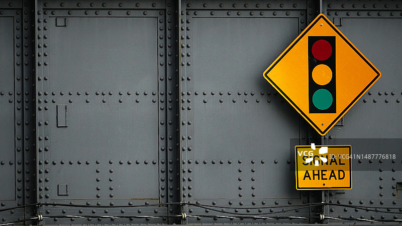 纽约曼哈顿桥梁的铆接金属结构特写，带有道路标志，美国图片素材