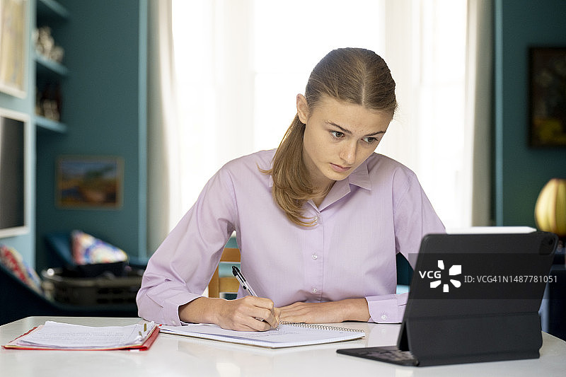 在家复习的少女图片素材