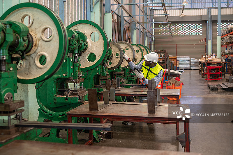 在冲压车间工作的非洲工人图片素材