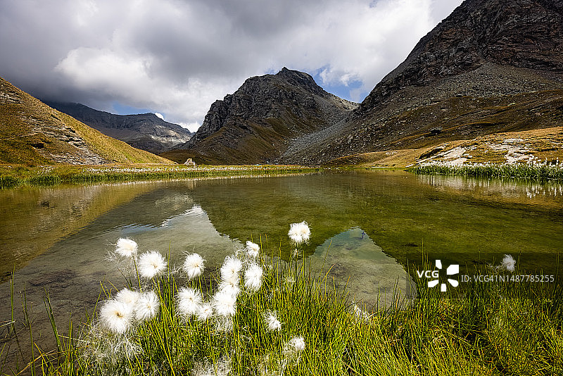 意大利奥斯塔山谷香波卢克湖光山色风光图片素材