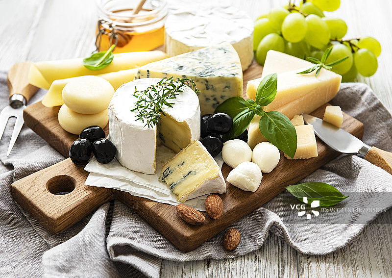 白色木质背景上的各类奶酪，罗马尼亚图片素材