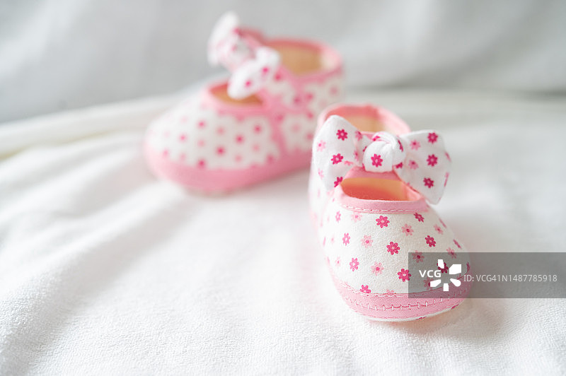 放在白色床垫上的新生儿鞋（罗马尼亚）图片素材