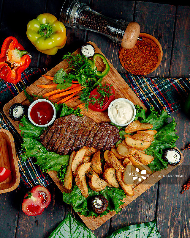 餐桌上食物的高角度视角图片素材