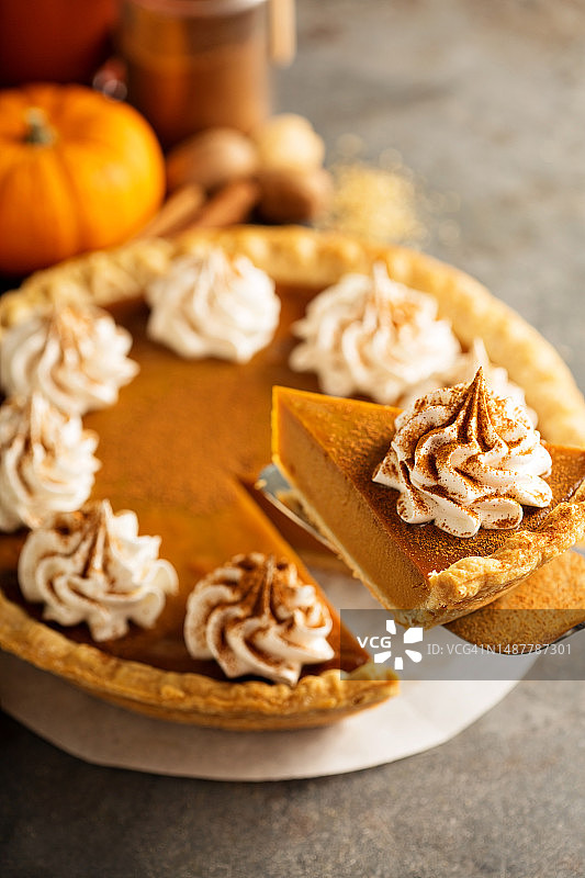 餐桌上的甜点的高角度视图图片素材