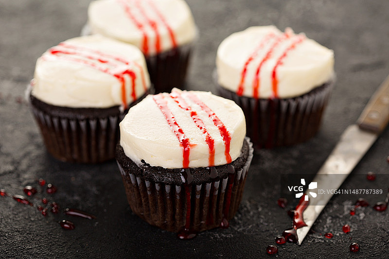 万圣节诡异覆盆子纸杯蛋糕图片素材