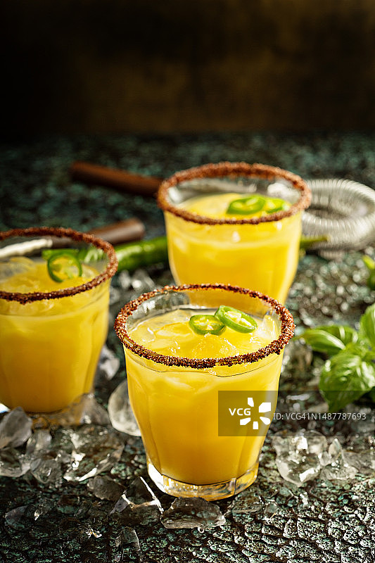 辣味芒果玛格丽特配辣椒图片素材