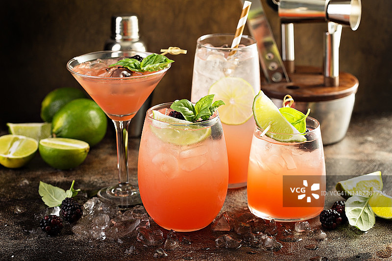 桌子上的饮料特写图片素材