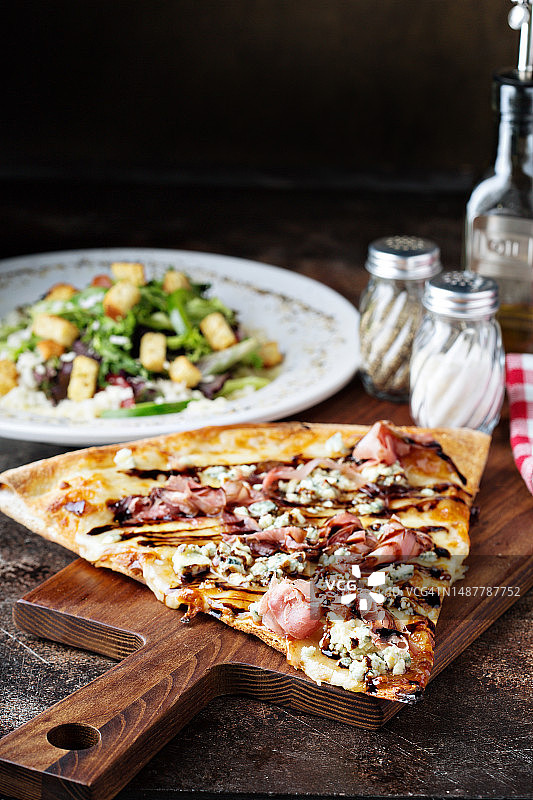 大块披萨配火腿和蓝纹奶酪图片素材