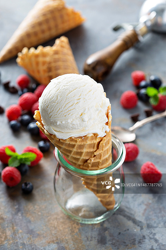 华夫饼甜筒中的香草冰淇淋勺，美国图片素材
