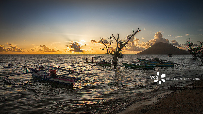 布纳肯岛日落与曼ado老火山图片素材