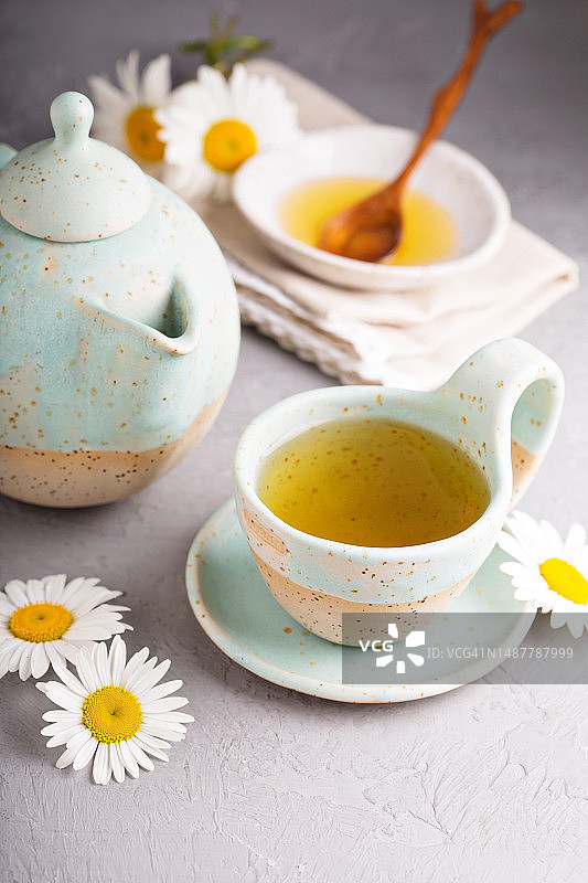 手工陶瓷杯中的甘菊茶图片素材