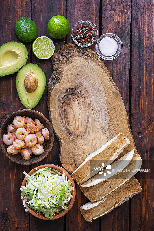 准备墨西哥虾肉塔可和牛油果沙拉图片素材