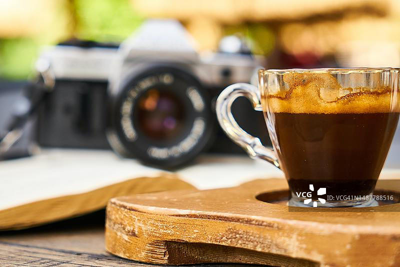 桌子上的咖啡杯特写图片素材