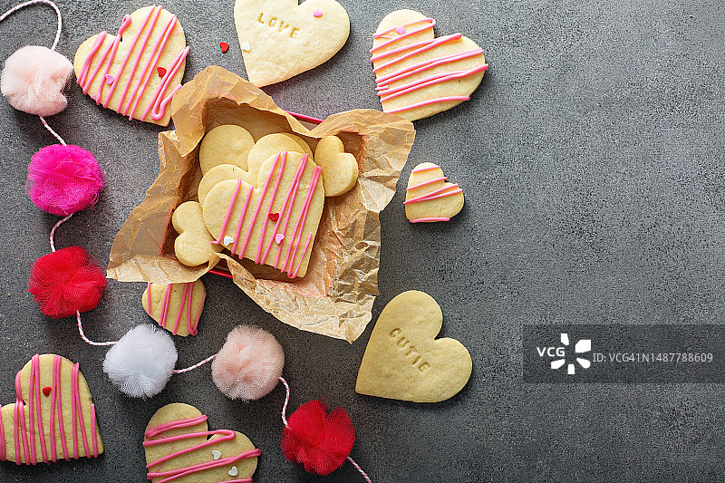 桌子上的甜食（高角度拍摄）图片素材