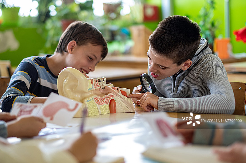 两个男孩在学校学习图片素材
