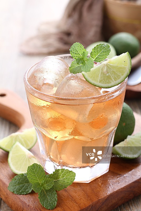 桌子上的饮料特写图片素材