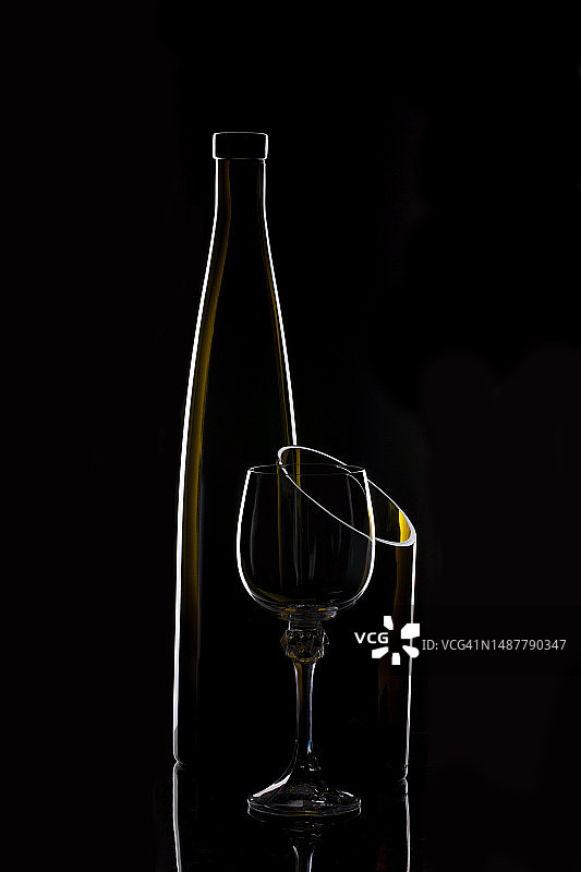 黑色背景下的葡萄酒瓶特写图片素材