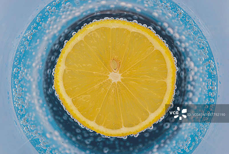 矿泉水中的柠檬片图片素材