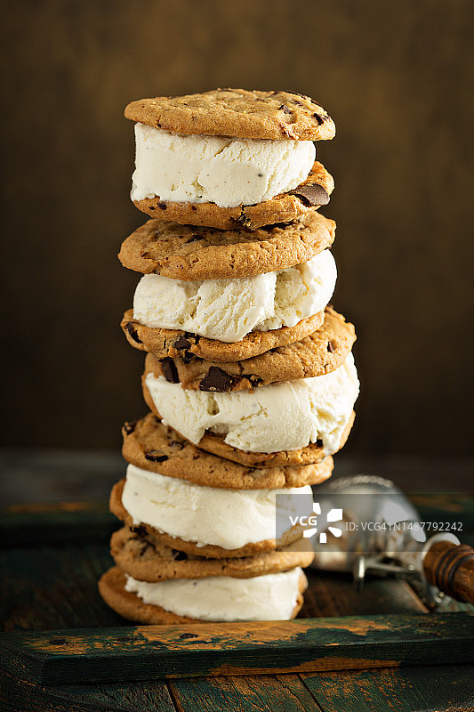 自制巧克力曲奇冰淇淋三明治图片素材