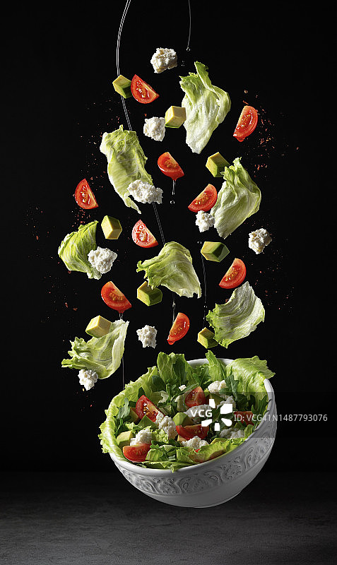 加入奶酪和橄榄油的悬浮蔬菜沙拉，俄罗斯图片素材