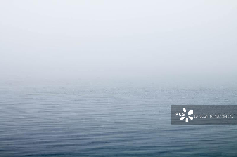 大海对着天空的美景图片素材